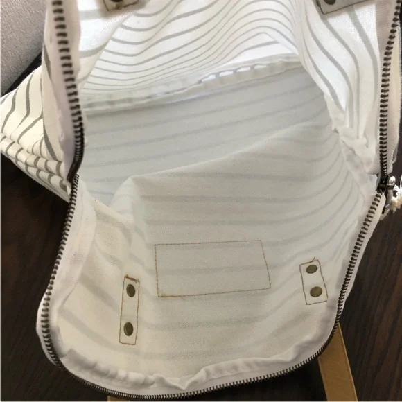 NWT Cozy Earth Striped Tote with White/Tan leather faux Handles Shoulder Bag - Picture 4 of 9
